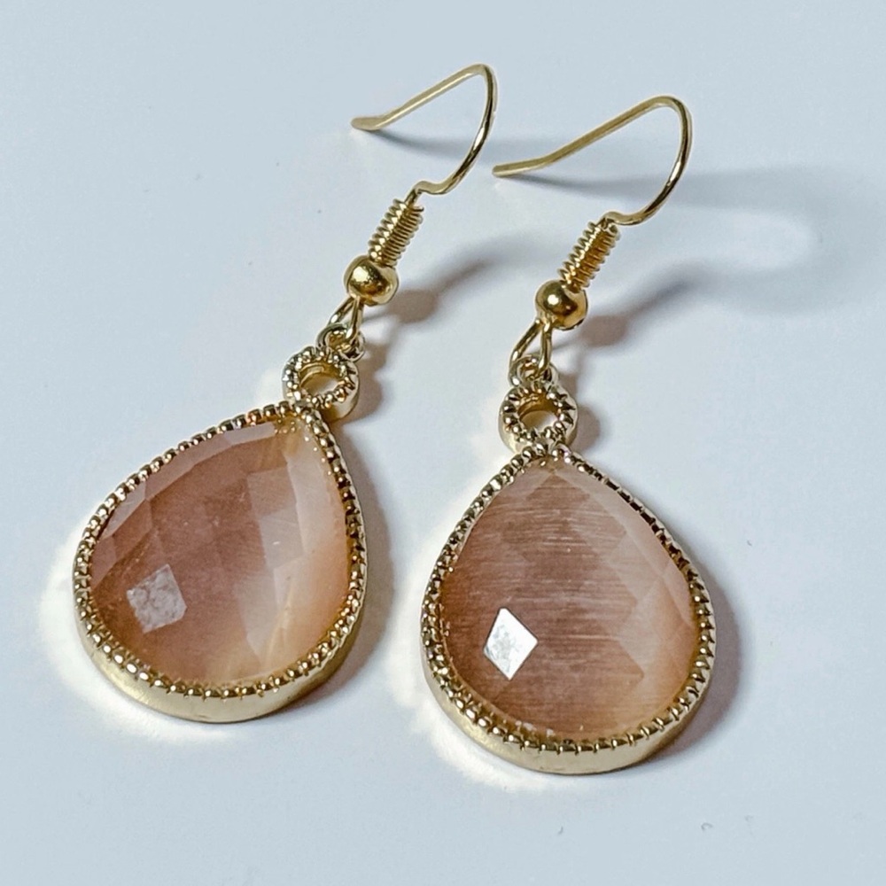 💕 2/$30 Faceted Peach Cats Eye Earrings Teardrop Gold Toned Earring Drops NWOT